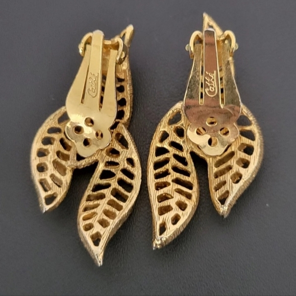 1960'S, CATHE, GOLD TONE CLIP ON EARRINGS! GOLD TONE VINTAGE BROOCH. - Picture 7 of 8